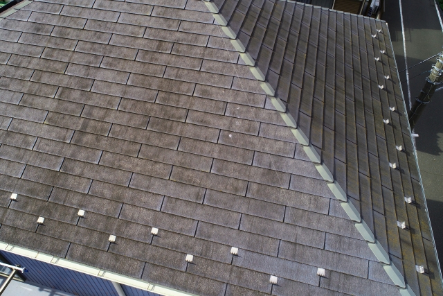 大津市の雨漏りのサイン：錆びた板金と色あせた屋根